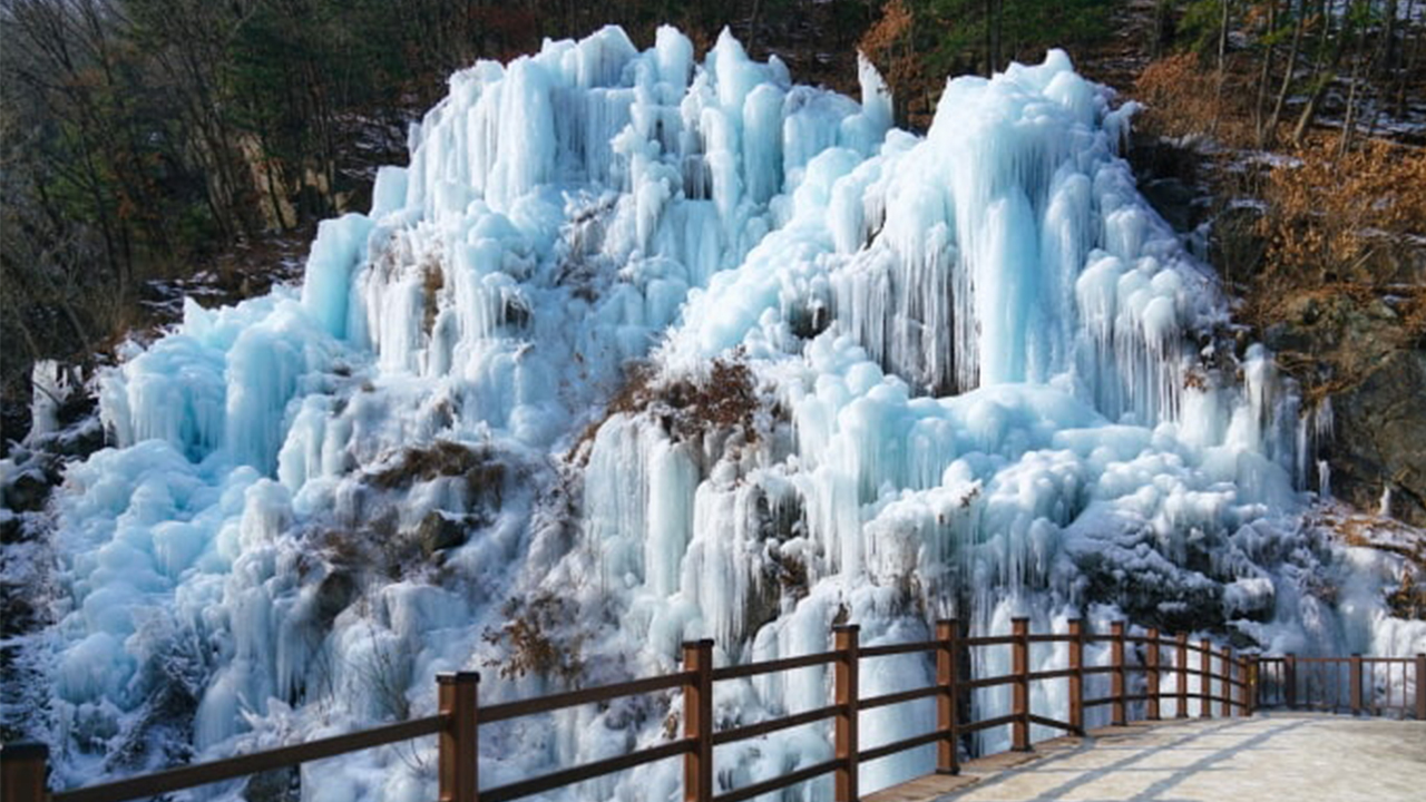 冬季時，EOVI 冰谷被白雪覆蓋，結冰的懸崖、溪流和山脊形成閃閃發光的冰紋，營造出踏入天然冰雪王國的奇妙感受。