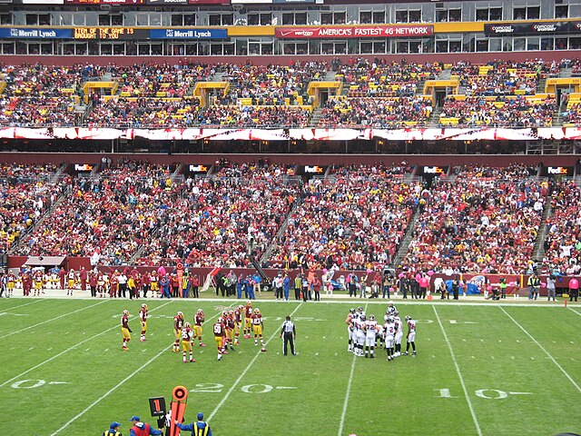 華盛頓指揮官隊（Washington Commanders）在西北體育場（Northwest Stadium）的橄欖球比賽