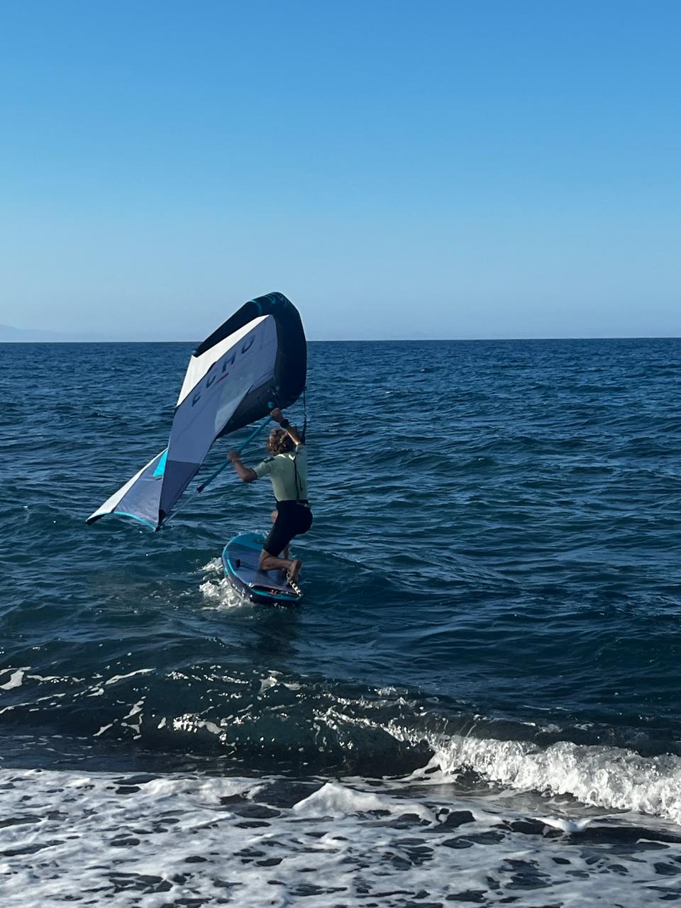 聖托里尼島風箏衝浪或翼板裝備租賃