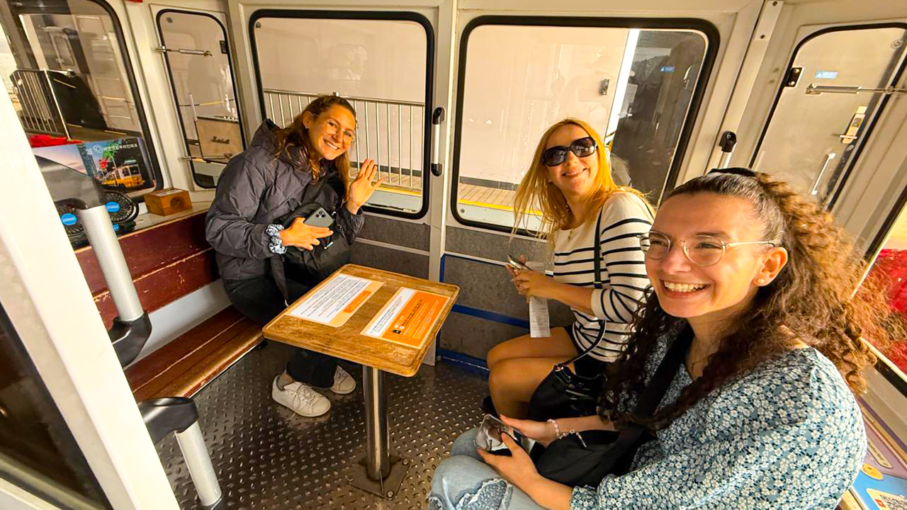 搭乘天空膠囊列車，與親友共享歡樂時光，窗外蔚藍大海盡收眼底。