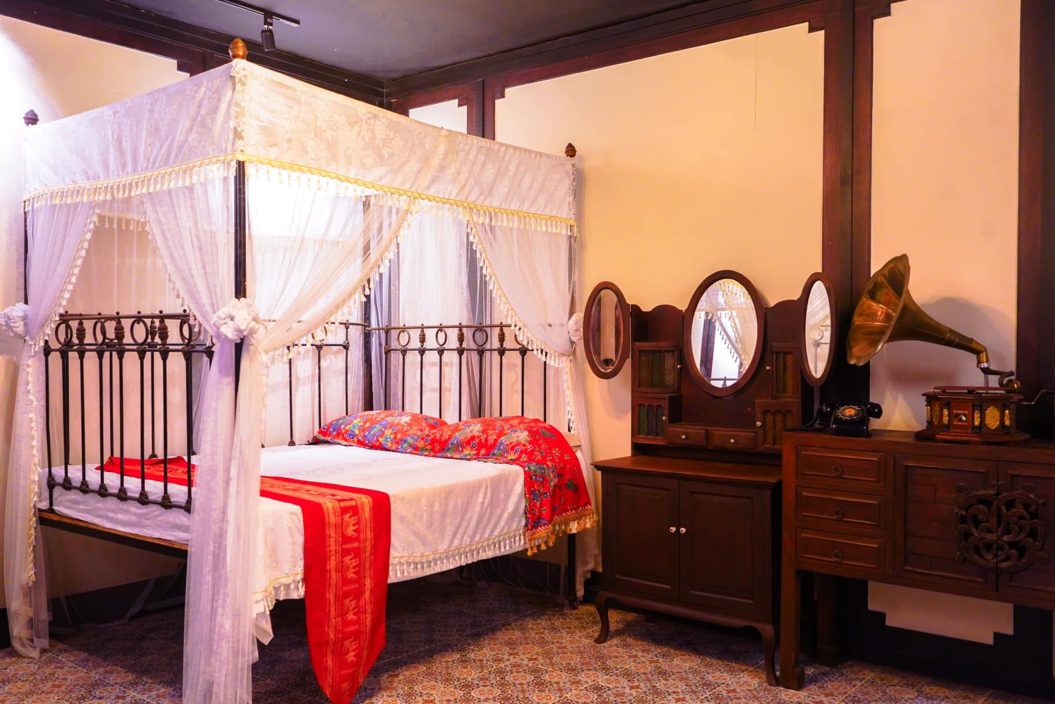 穿越時空，回到普吉島的過去，沉浸在普吉島獨特文化的魅力之中。