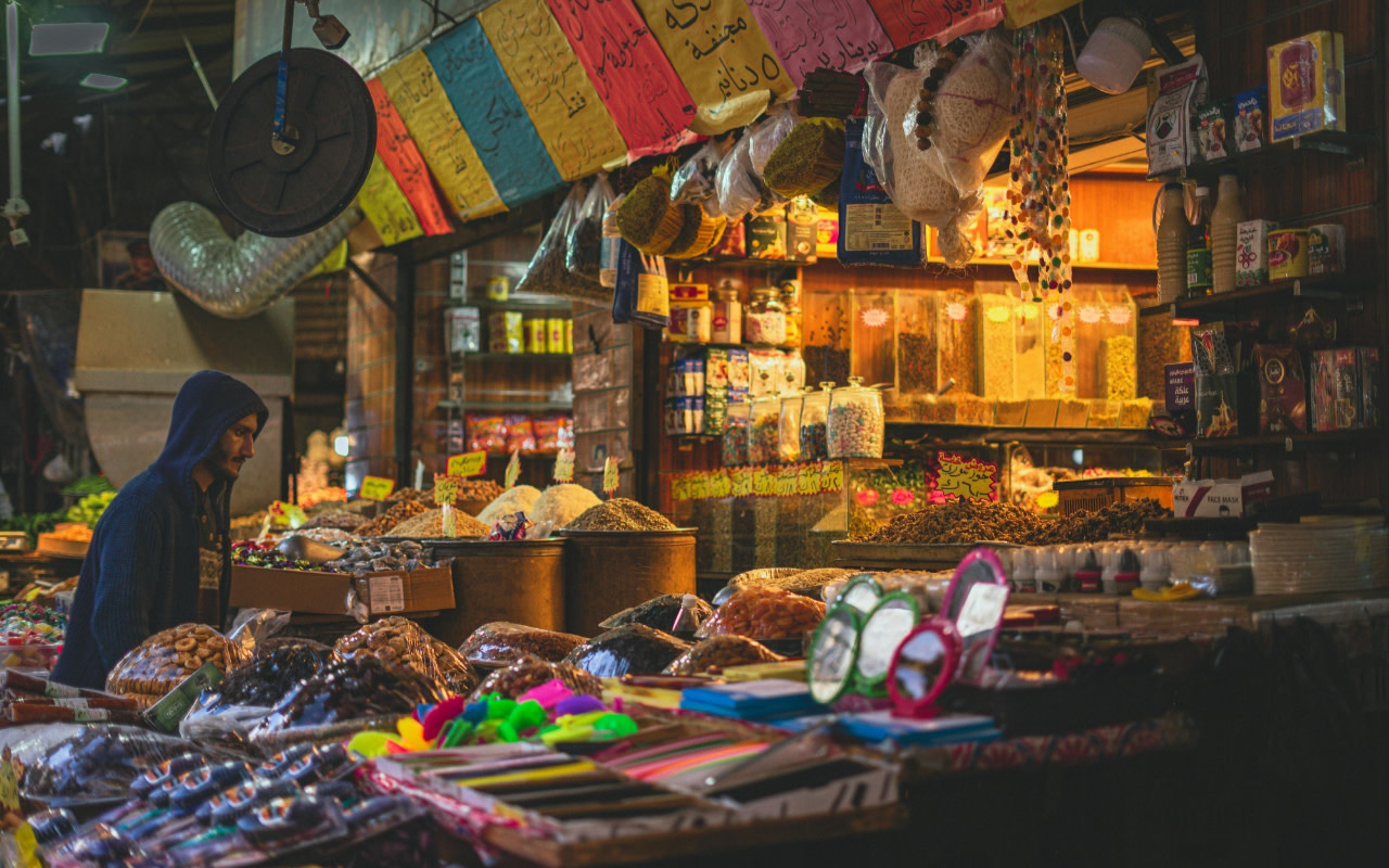 永恆的拱門與熙熙攘攘的市集，鮮明地勾勒出安曼的靈魂。