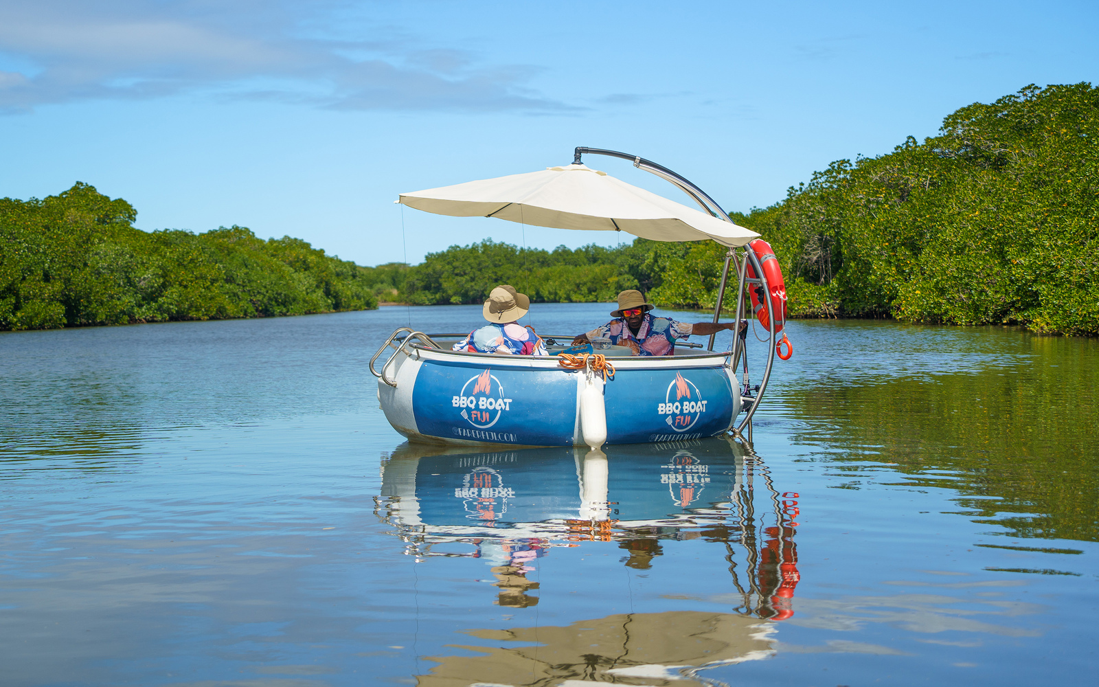 在丹娜努島 (Denarau Island) 享受一趟有趣又環保的 BBQ 巡航體驗，同時飽覽島上迷人風光
