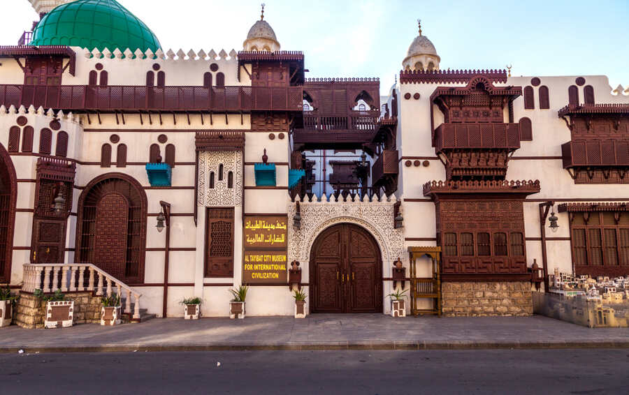 Al Tayebat Museum will offer you a fascinating look into Jeddah’s long and cosmopolitan past for a superbly curated representation of the city’s 3,000-year history. The museum is housed in a multiroom complex that re-creates the traditional Hijazi archite
