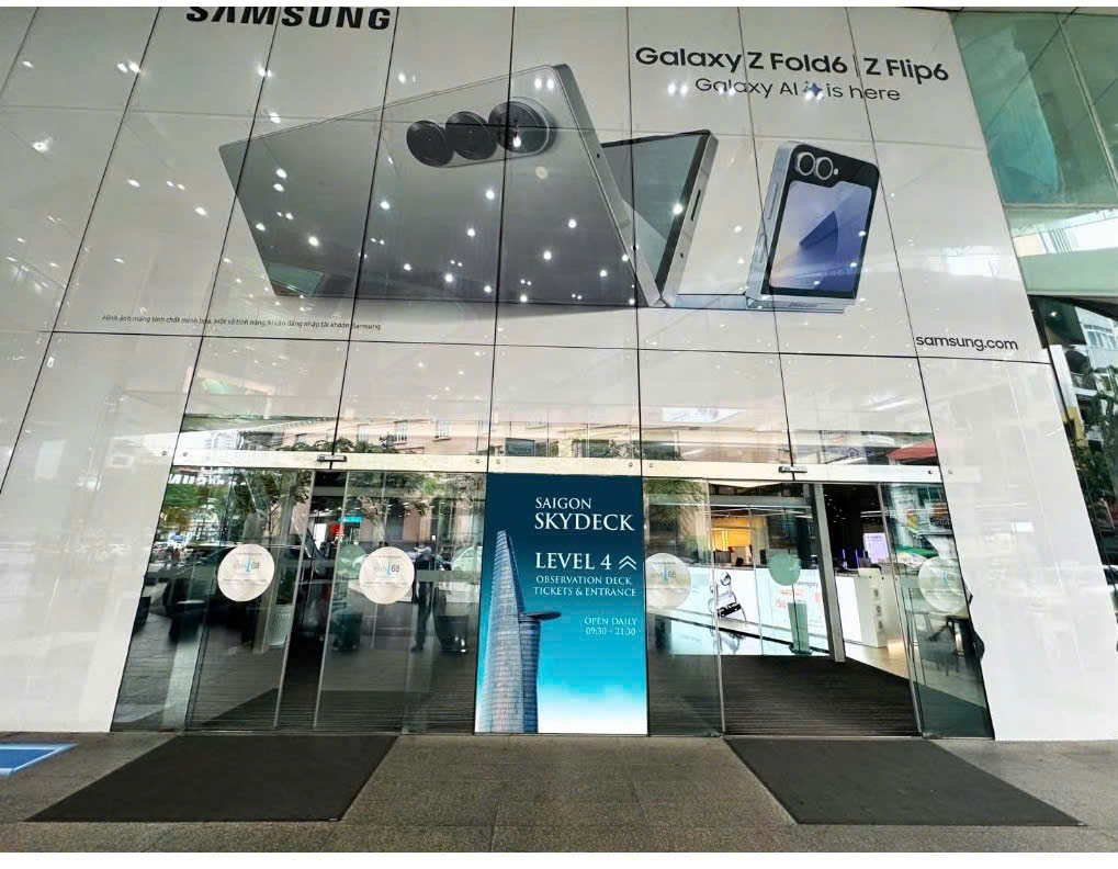 Entrance along Ho Tung Mau Street