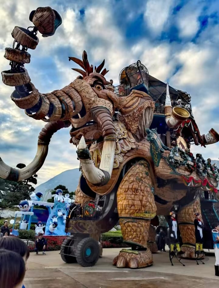 超級猛獁大巡演
超級猛獁雖然體型巨大,卻有一顆軟萌的心,遠看高大威猛,其實愛走愛跑還愛擺出各種表情賣萌,簡直是長隆表情帝!此外,常常幻想擁有一頭神獸坐騎的小夥伴注意哦,這次真的可以夢想成真啦!全新的暑期項目,遊客也能登上超級猛獁共同派對!參加超級猛獁互動進入內部,即穿越IP故事場景,體驗“英雄島”的全新故事。 超級猛獁大巡演
超級猛獁雖然體型巨大,卻有一顆軟萌的心,遠看高大威猛,其實愛走愛跑還愛擺出各種表情賣萌,簡直是長隆表情帝!此外,常常幻想擁有一頭神獸坐騎的小夥伴注意哦,這次真的可以夢想成真啦!全新的暑期項目,遊客也能登上超級猛獁共同派對!參加超級猛獁互動進入內部,即穿越IP故事場景,體驗“英雄島”的全新故事。