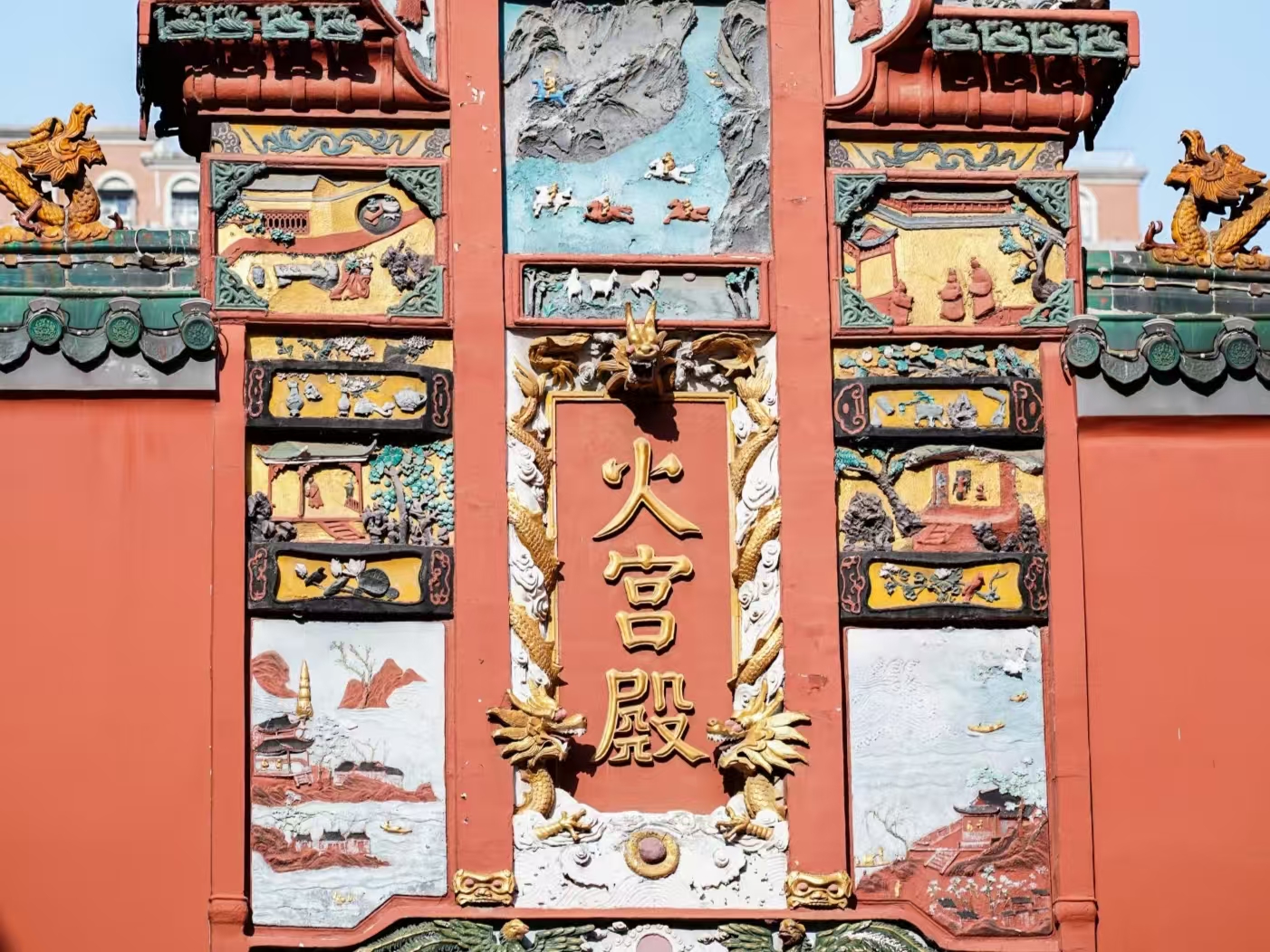 Huogongdian is a time-honored brand with a history of more than 440 years, integrating traditional folk culture, Huomiao culture, and food culture. It is famous for Changsha intangible cultural heritage stinky tofu, braised pork and other snacks. You can 