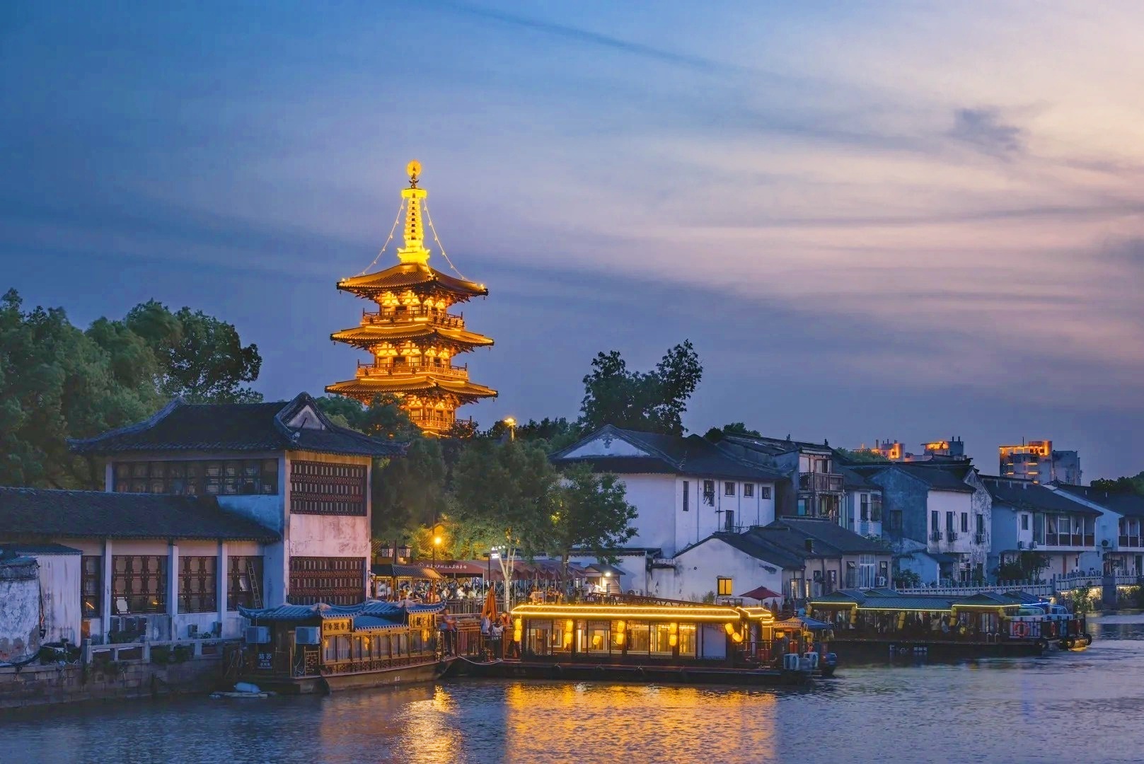 唐代詩人張繼的《楓橋夜泊》使寒山寺聲名遠揚,“月落烏啼霜滿天,江楓漁火對愁眠。姑蘇城外寒山寺,夜半鐘聲到客船” 的詩句千古流傳,為寒山寺增添了濃厚的文化底蘊 唐代詩人張繼的《楓橋夜泊》使寒山寺聲名遠揚,“月落烏啼霜滿天,江楓漁火對愁眠。姑蘇城外寒山寺,夜半鐘聲到客船” 的詩句千古流傳,為寒山寺增添了濃厚的文化底蘊