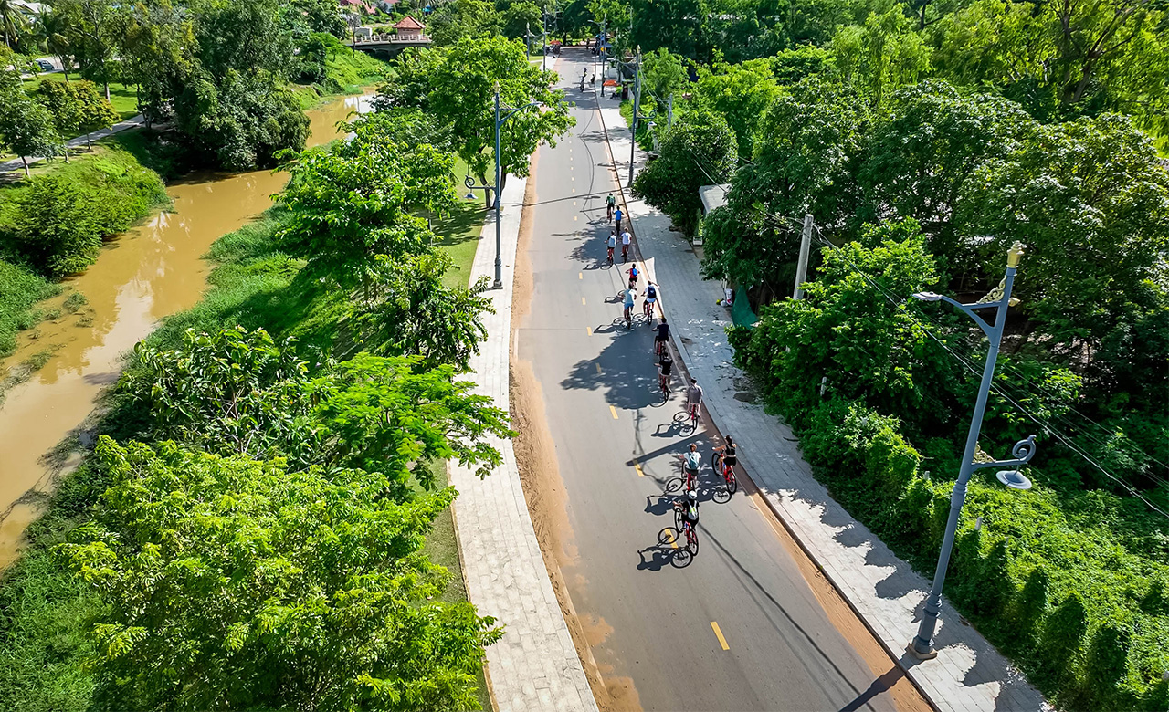 Listen to a brief tour introduction before setting out, and take a quick ride through the backstreets of Siem Reap.