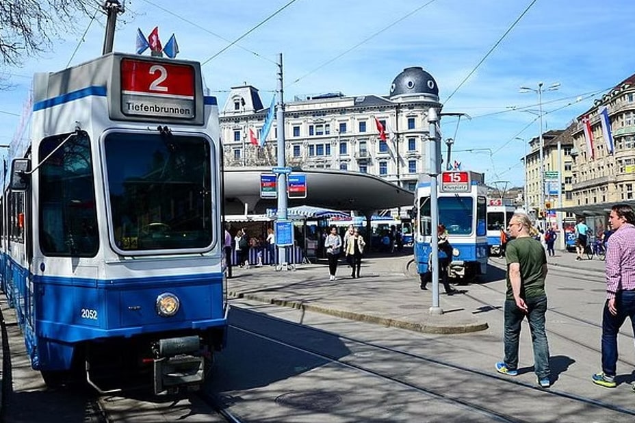 Zurich City Private Walking Tour and Lake Boat Cruise