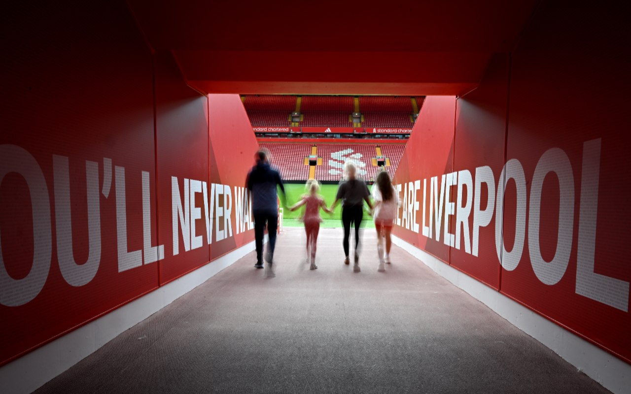 當您踏入利物浦傳奇人物曾經走過的地方時,感受激動人心的氛圍 當您踏入利物浦傳奇人物曾經走過的地方時,感受激動人心的氛圍