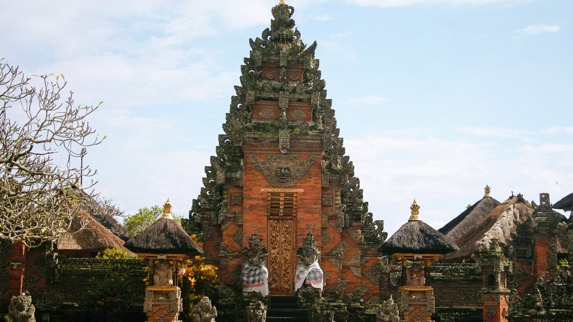 探索峇里島傳統建築之美，以及其神聖寺廟背後的故事。