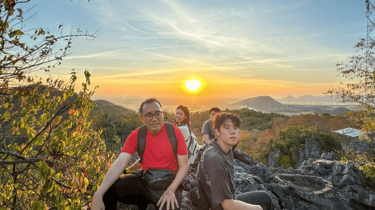 在金邊山頂放鬆身心，欣賞金色的夕陽照亮周圍的鄉村景色。