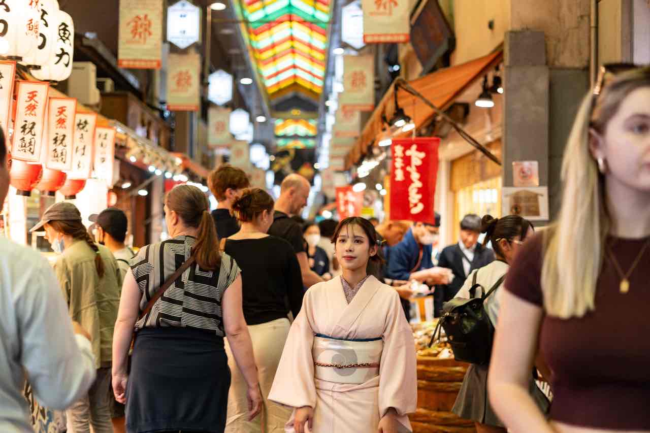 A plan to explore Kyoto in a kimono and rickshaw by chartered taxi