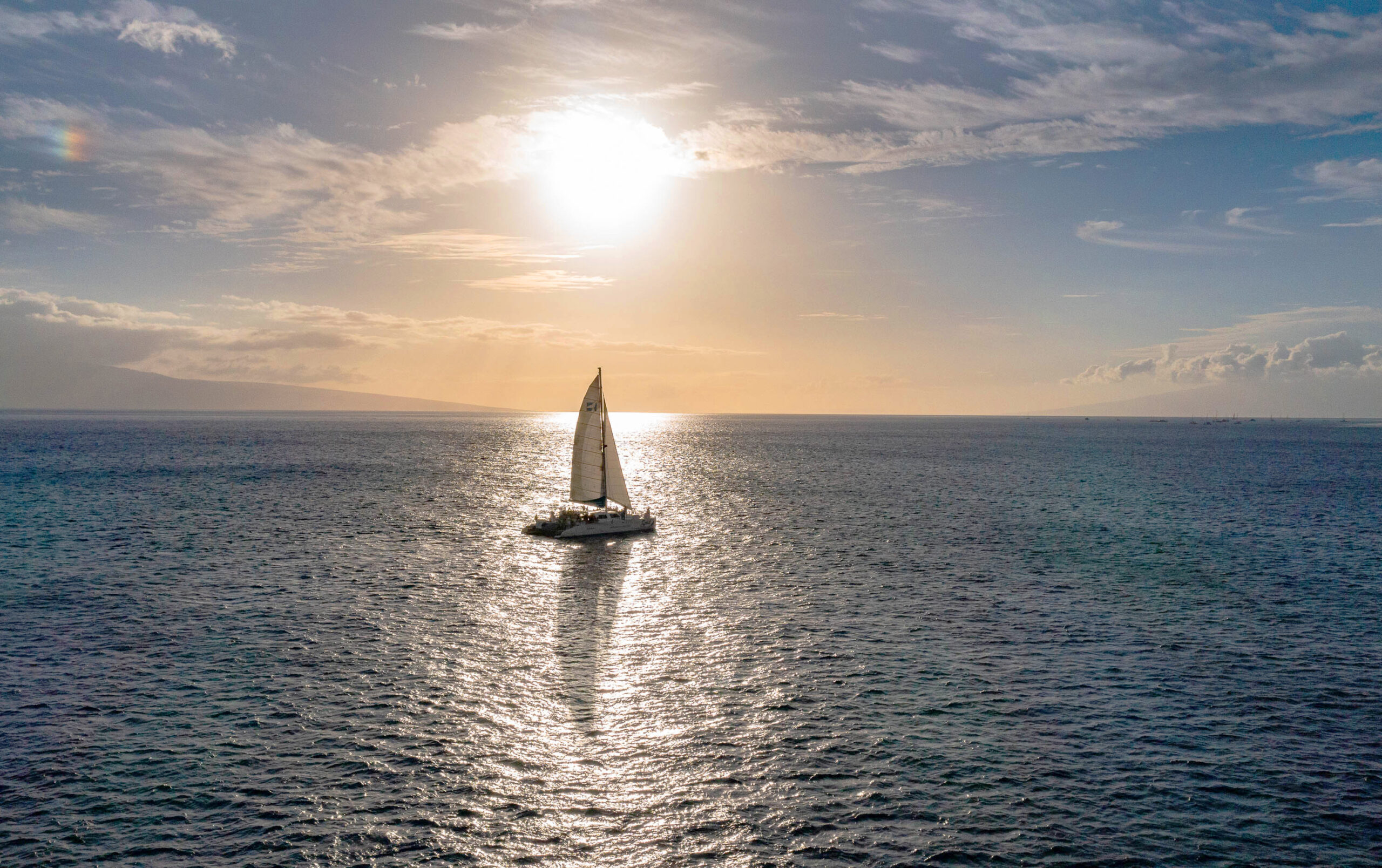 在茂宜島海域，看著風帆捕捉一天中最後的金色光芒，沉醉於夕陽西下的美景。
