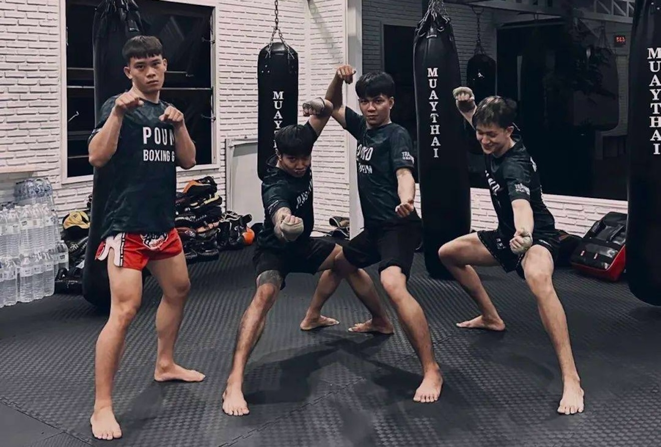 纏抱技術千變萬化,因此許多人稱之為「八肢藝術」,它巧妙地結合了手肘、拳頭、膝蓋和小腿的運用。 纏抱技術千變萬化,因此許多人稱之為「八肢藝術」,它巧妙地結合了手肘、拳頭、膝蓋和小腿的運用。