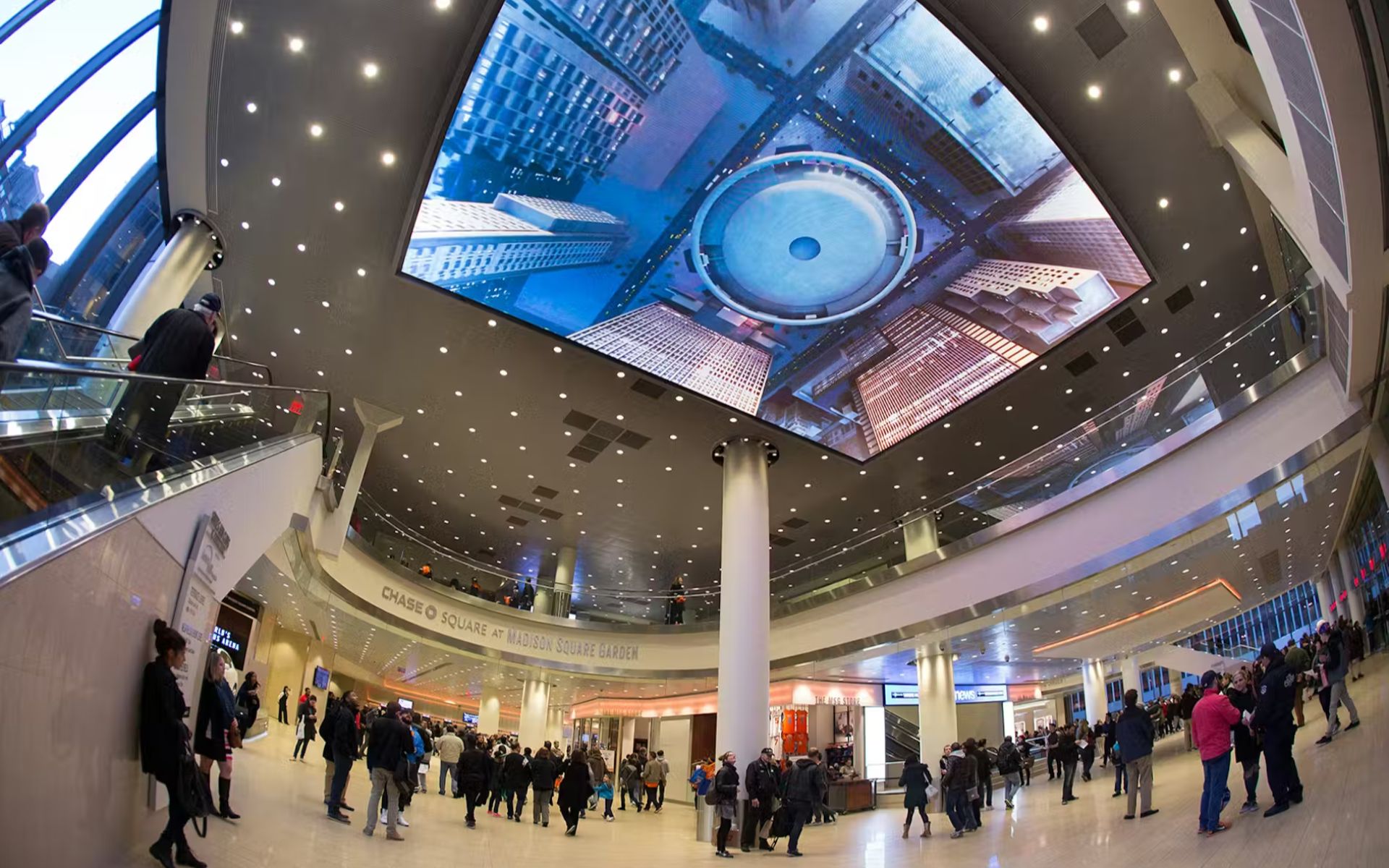 在麥迪遜廣場花園大樓內,驚嘆於巨大的數位天花板。 在麥迪遜廣場花園大樓內,驚嘆於巨大的數位天花板。