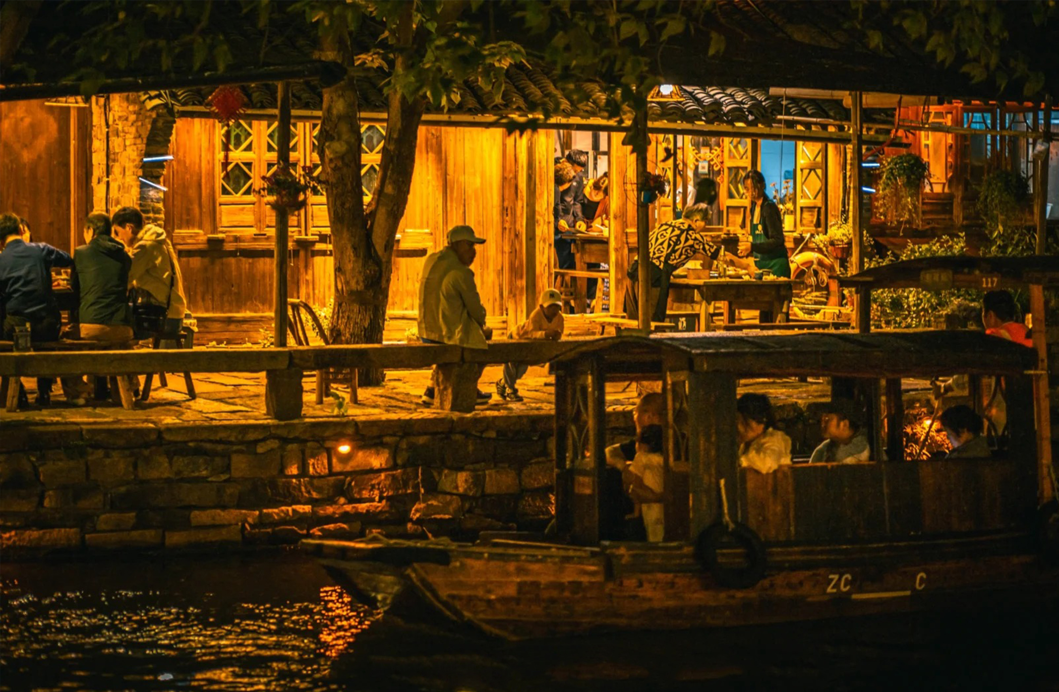 順著河道看兩岸的古建築在色彩斑斕的燈光中呈現出新的意境,新舊交替恍然如入兩座古鎮,一個是昨日的班駁,一個是今日的絢爛 順著河道看兩岸的古建築在色彩斑斕的燈光中呈現出新的意境,新舊交替恍然如入兩座古鎮,一個是昨日的班駁,一個是今日的絢爛