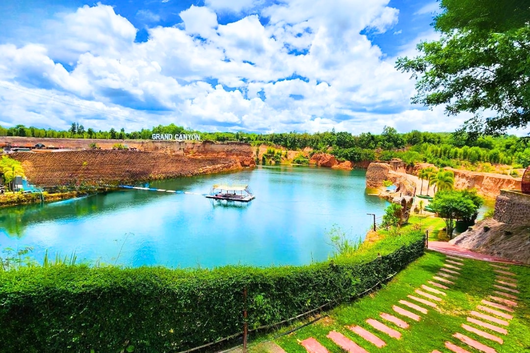 Chiang Mai: Thai Cooking Class at Grand Canyon & Market Tour