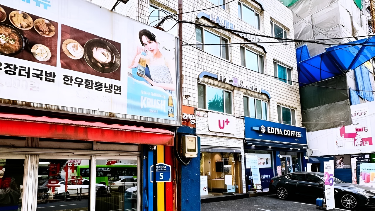 Laurel Studio is located on the 3rd floor of this building.
Look for the EDIYA Coffee on the 1st floor — you're in the right place!