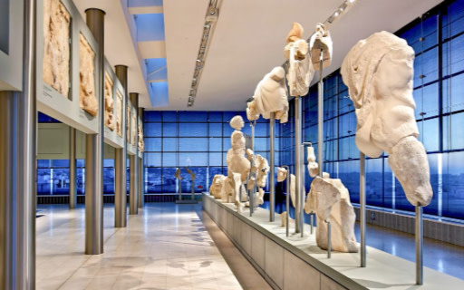 漫步於陽光灑落的藝廊，欣賞古希臘時期令人驚嘆的雕塑作品。