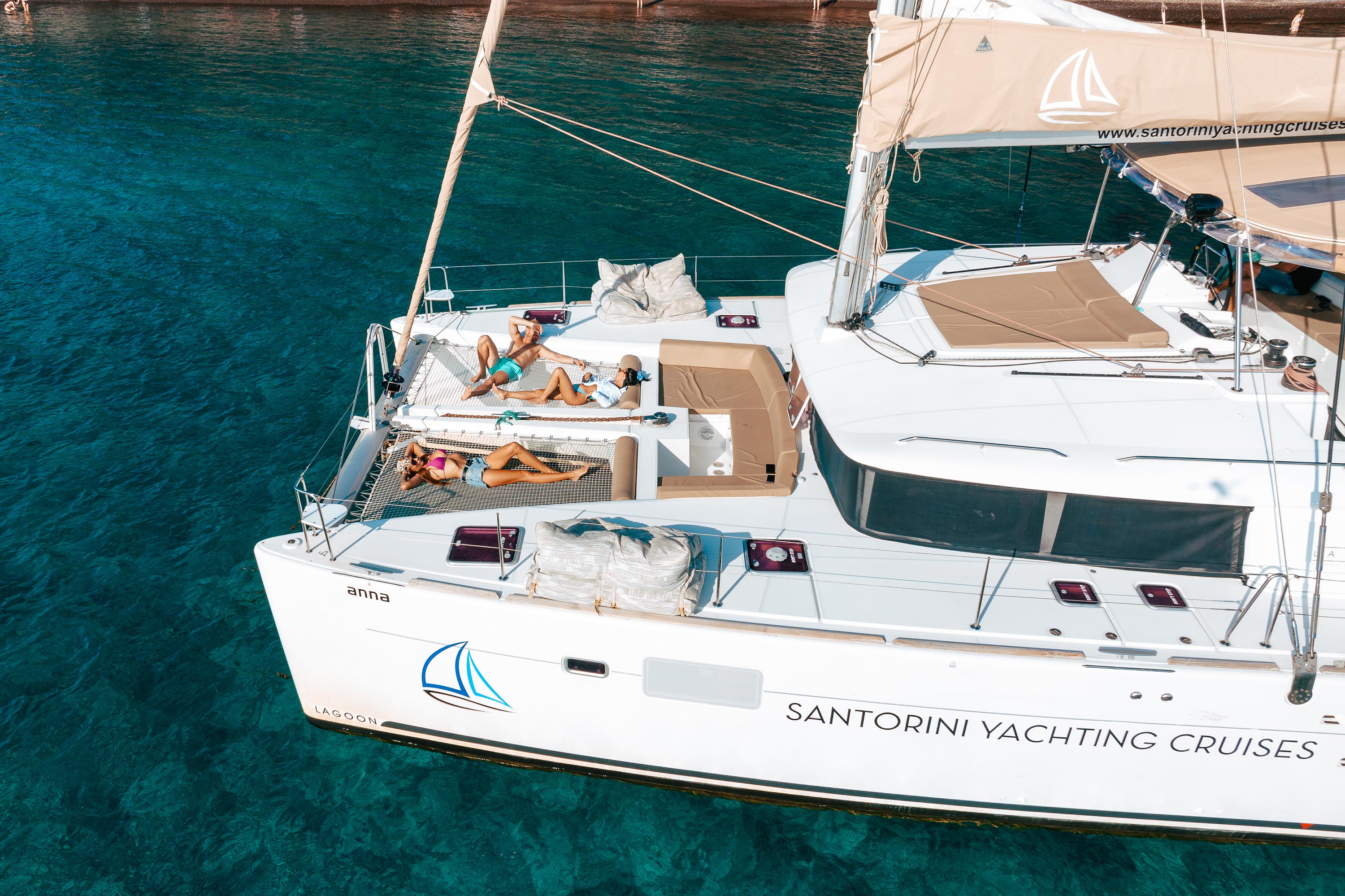 Hashamatli Santorini katamaran sayohati: Tushlik, barbekyu, ichimliklar va transport