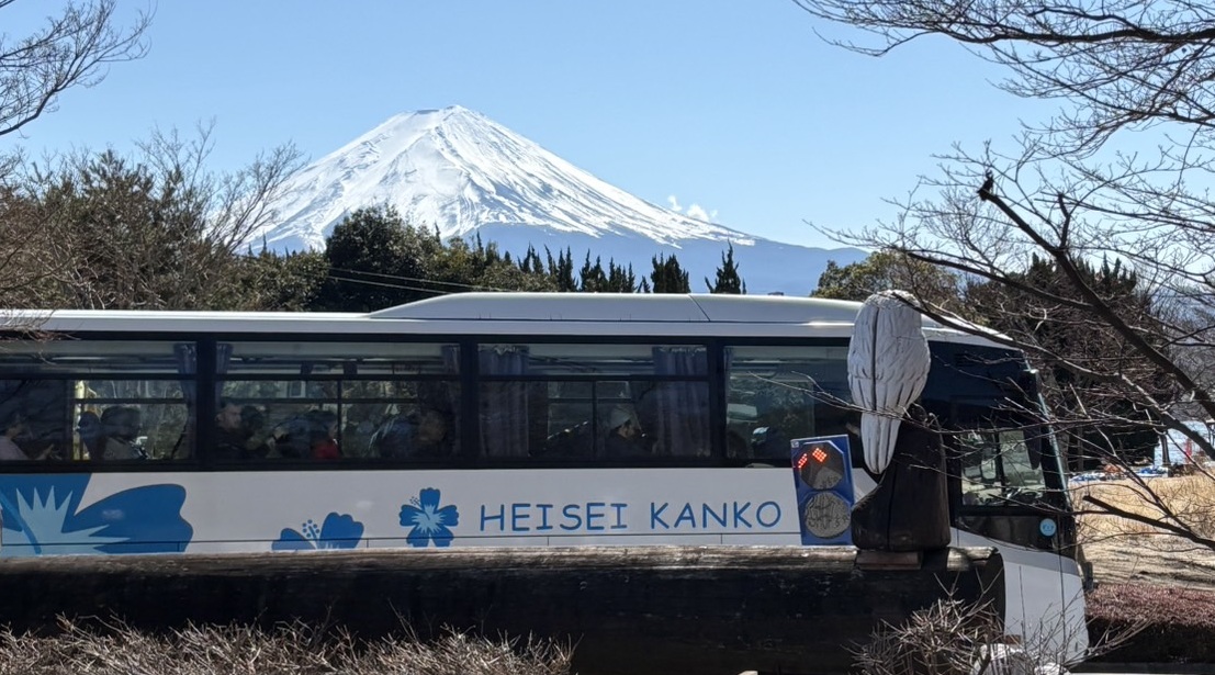 【富士山羅森便利店打卡及雙湖一日遊】 -富士山洞窟鳴澤冰穴, 河口湖，山中湖(上野或新宿出發  午餐可選神戶牛肉涮涮鍋定食)