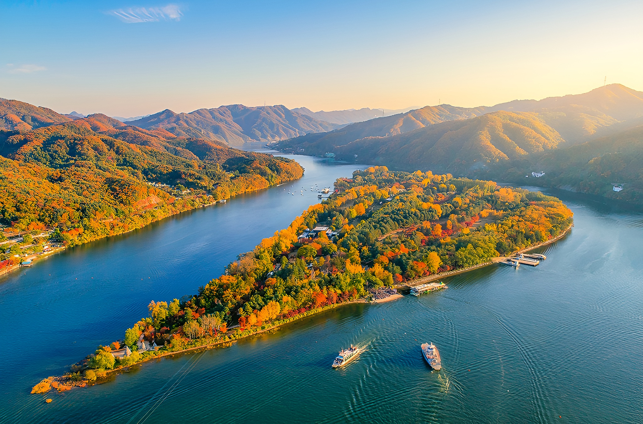 南怡島 (Nami Island) 標誌性的林蔭大道，在四季的更迭中展現出令人驚豔的絕美景致，每個季節都美得令人屏息。