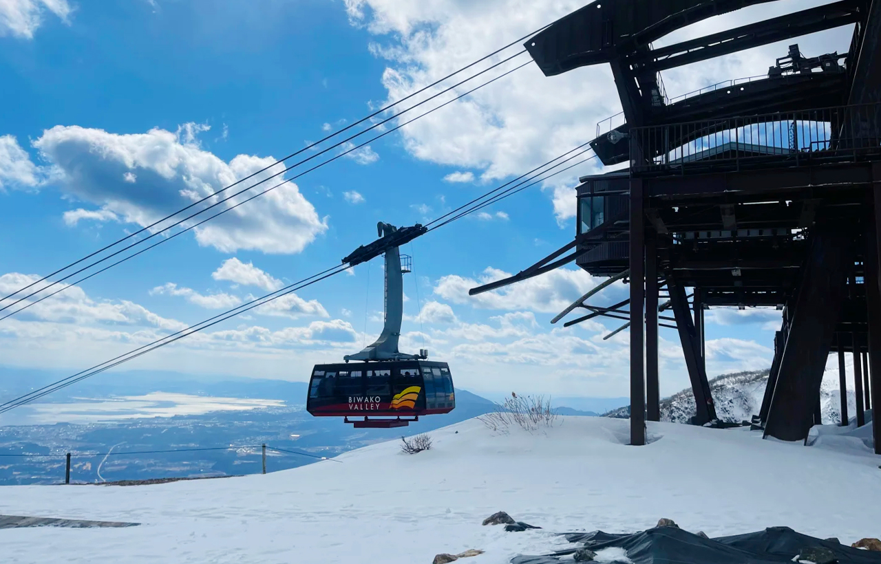 乘坐纜車登上高原雪場,體驗多種雪上活動。琵琶湖露臺可俯瞰銀裝素裹的湖景,雪景與湖光交織。適合家庭遊玩,感受冬日純淨的自然風光。 乘坐纜車登上高原雪場,體驗多種雪上活動。琵琶湖露臺可俯瞰銀裝素裹的湖景,雪景與湖光交織。適合家庭遊玩,感受冬日純淨的自然風光。