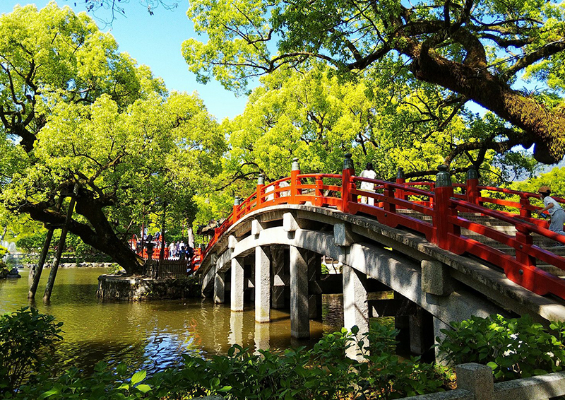 前往太宰府天滿宮本殿前，需要經過三座橋。
這三座橋分別象徵：過去，現在，未來。相傳走過橋時，代表放下過去、珍惜當下、迎向未來，以嶄新的心情前往參拜。