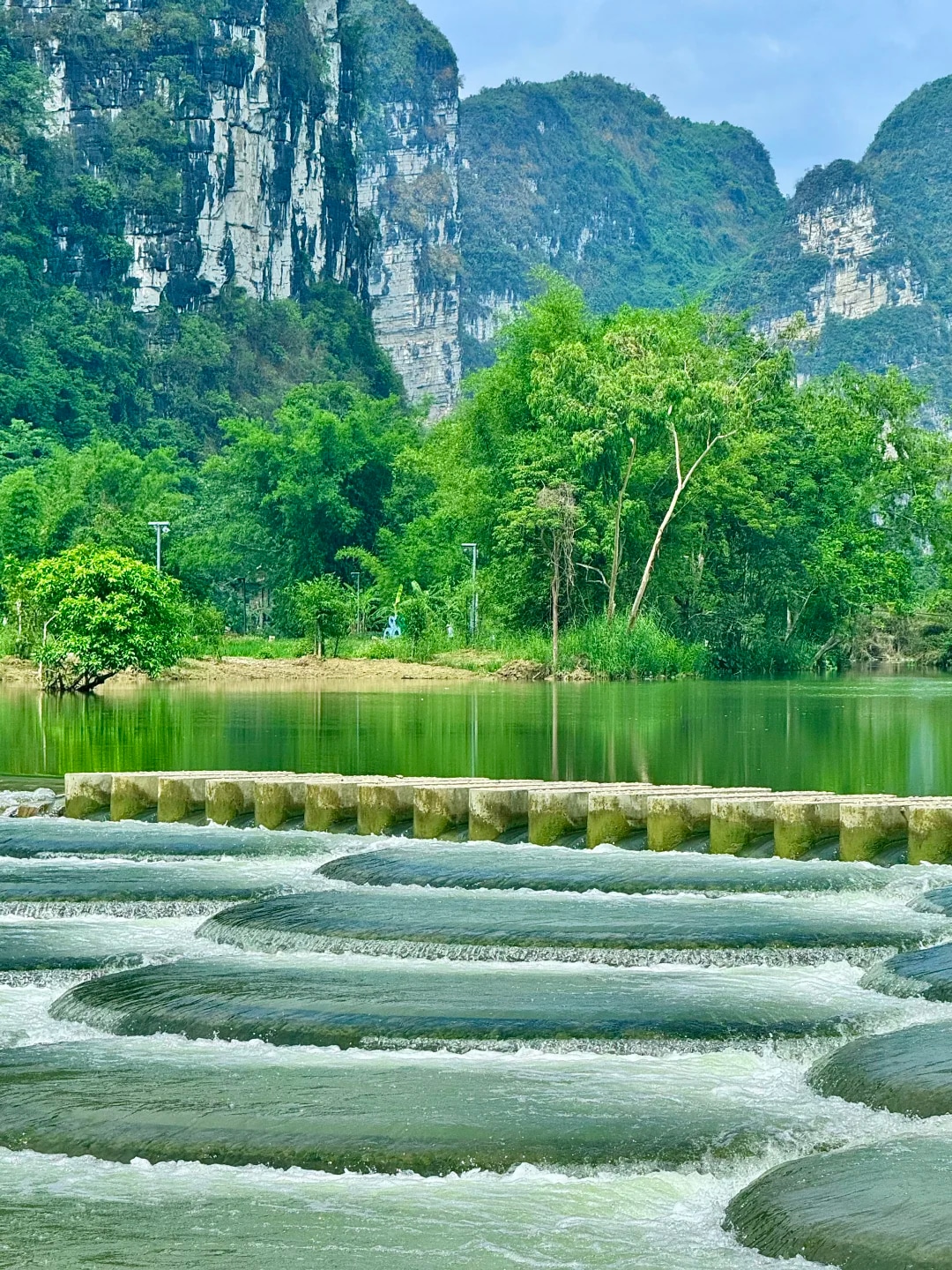 魚鱗壩：層層疊疊的水壩，水流潺潺，陽光下水光粼粼，是必拍的網紅水景。