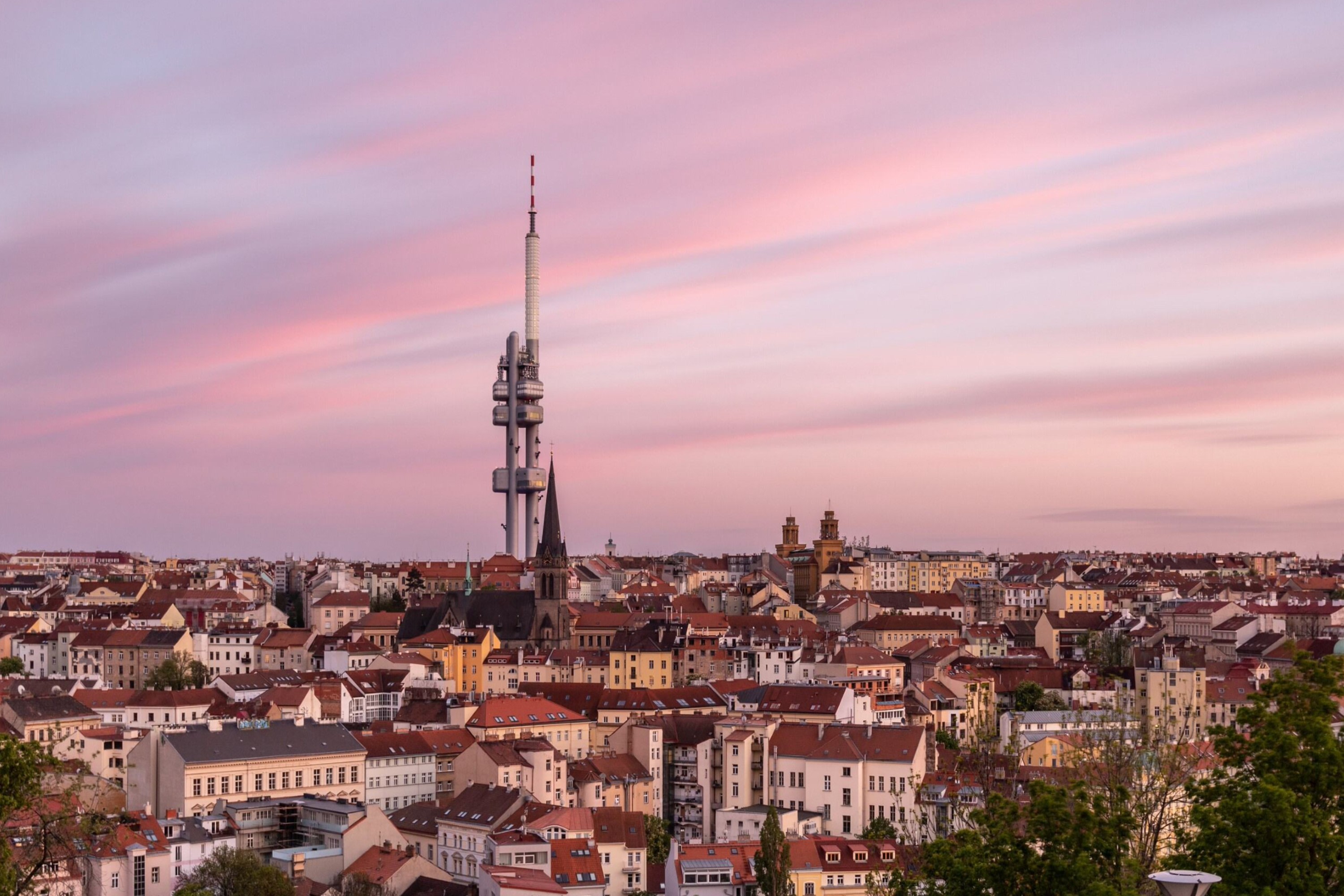 將布拉格歷史悠久的天際線盡收眼底,飽覽標誌性高塔與迷人的紅色屋頂。 將布拉格歷史悠久的天際線盡收眼底,飽覽標誌性高塔與迷人的紅色屋頂。