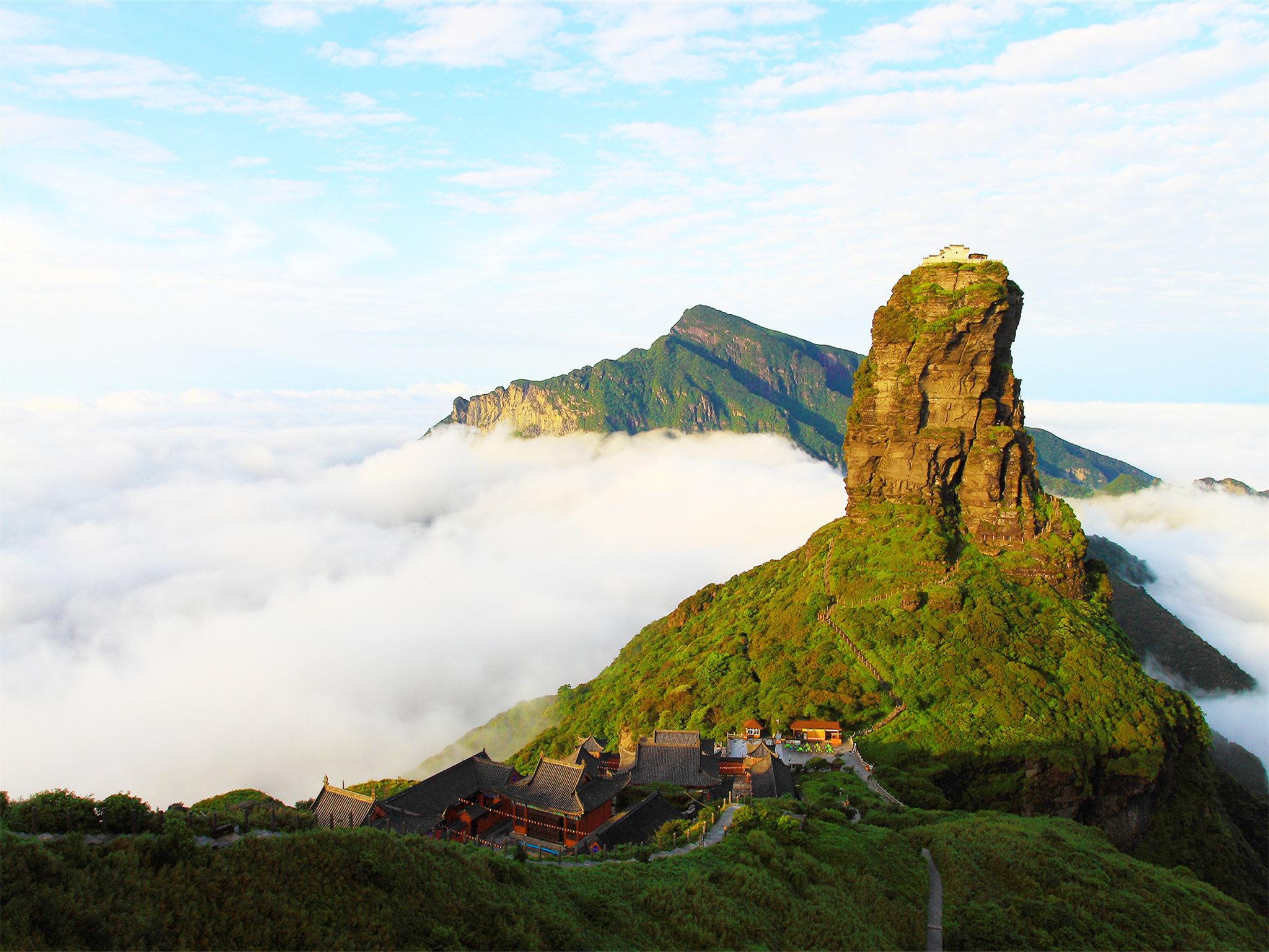 梵淨山位於中國貴州省銅仁市的江口、印江、松桃三縣交界處,是武陵山脈的主峰,內有蘑菇石、萬卷書、太子石等自然景觀,這些景觀形態奇特,富有神秘感;梵淨山是黔金絲猴唯一的棲息地,也是珙桐等珍稀植物的生長地;梵淨山佛教文化源遠流長,山上有多處佛教寺廟和古蹟,如紅雲金頂、承恩寺、彌勒殿、釋迦殿等,這些寺廟古蹟見證了梵淨山悠久的歷史文化。梵淨山不僅是一處自然景觀的瑰寶,也是文化和歷史的見證地,值得每一位熱愛自然和探索歷史的遊客前來探訪。 梵淨山位於中國貴州省銅仁市的江口、印江、松桃三縣交界處,是武陵山脈的主峰,內有蘑菇石、萬卷書、太子石等自然景觀,這些景觀形態奇特,富有神秘感;梵淨山是黔金絲猴唯一的棲息地,也是珙桐等珍稀植物的生長地;梵淨山佛教文化源遠流長,山上有多處佛教寺廟和古蹟,如紅雲金頂、承恩寺、彌勒殿、釋迦殿等,這些寺廟古蹟見證了梵淨山悠久的歷史文化。梵淨山不僅是一處自然景觀的瑰寶,也是文化和歷史的見證地,值得每一位熱愛自然和探索歷史的遊客前來探訪。