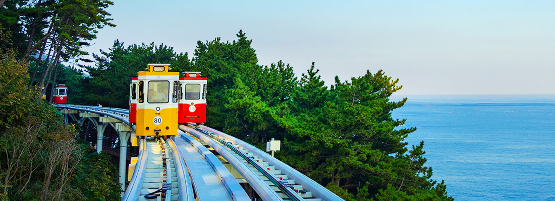 乘坐膠囊列車，在海雲臺青沙浦至Mipo 2公里的路程中，於迷人的海岸線上方7至10米處滑行。搭乘這趟迷人的膠囊列車，從獨特的空中軌道上欣賞壯麗的海洋、懸崖和天空景色。這是享受釜山美景的絕佳方式。