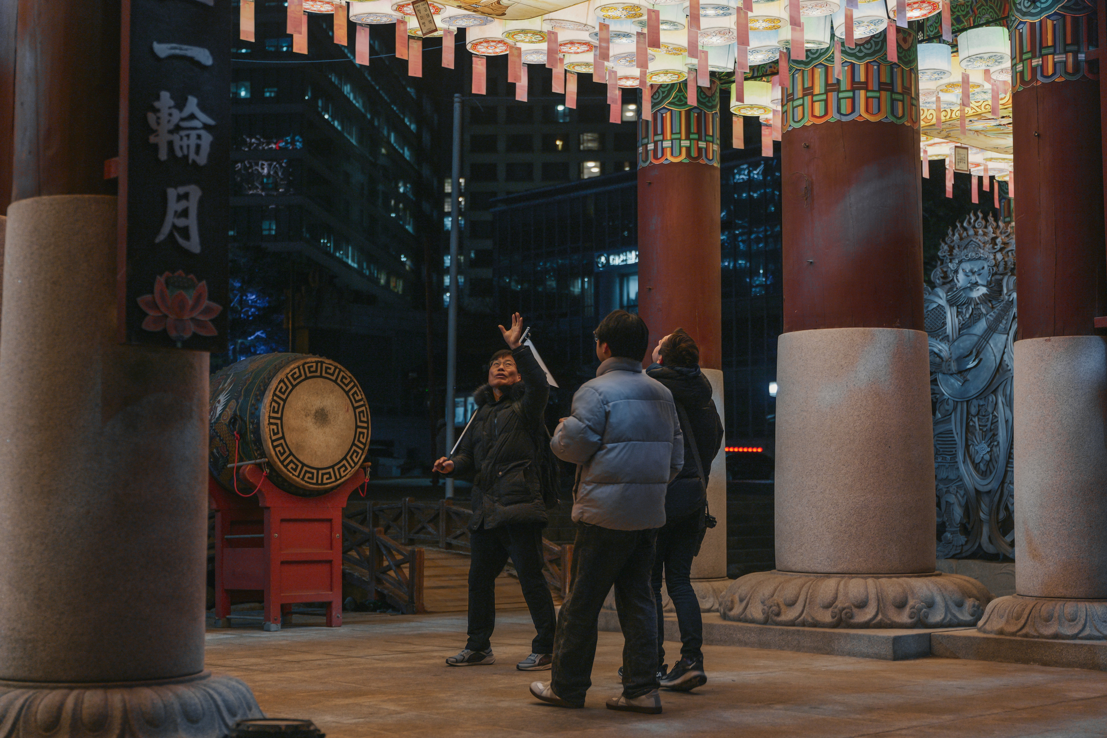 Seoul: Palace, Temple and Market Guided Foodie Tour at Night