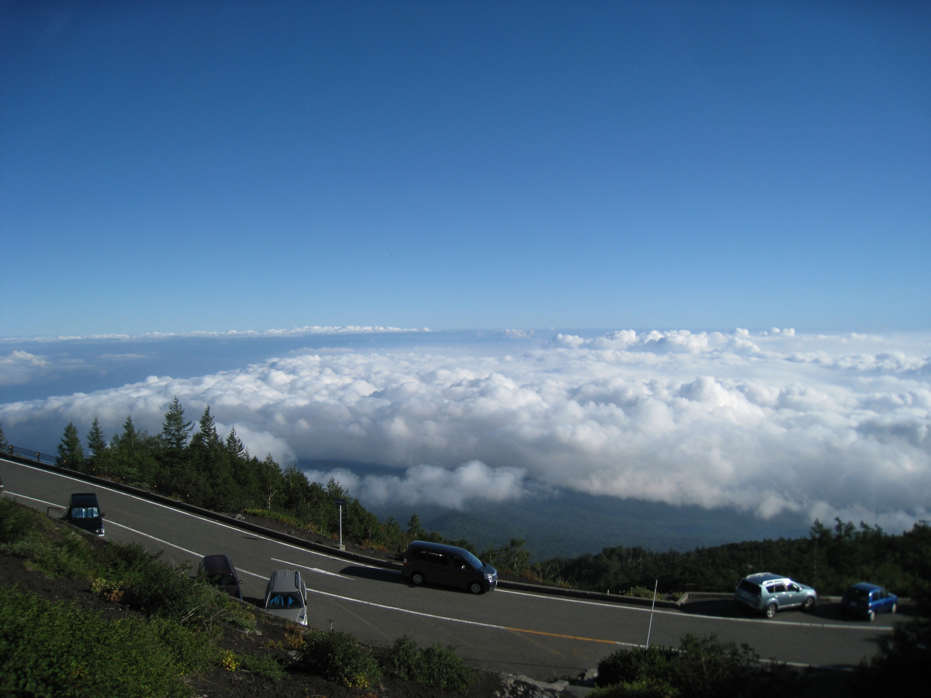 在天氣與雲層條件良好時,於富士山五合目有機會欣賞到壯觀的雲海景象。層層白雲如海浪般鋪展於山谷之間,腳下雲霧翻湧,視野遼闊而震撼,呈現只有高海拔地區才能見到的自然奇景。 在天氣與雲層條件良好時,於富士山五合目有機會欣賞到壯觀的雲海景象。層層白雲如海浪般鋪展於山谷之間,腳下雲霧翻湧,視野遼闊而震撼,呈現只有高海拔地區才能見到的自然奇景。