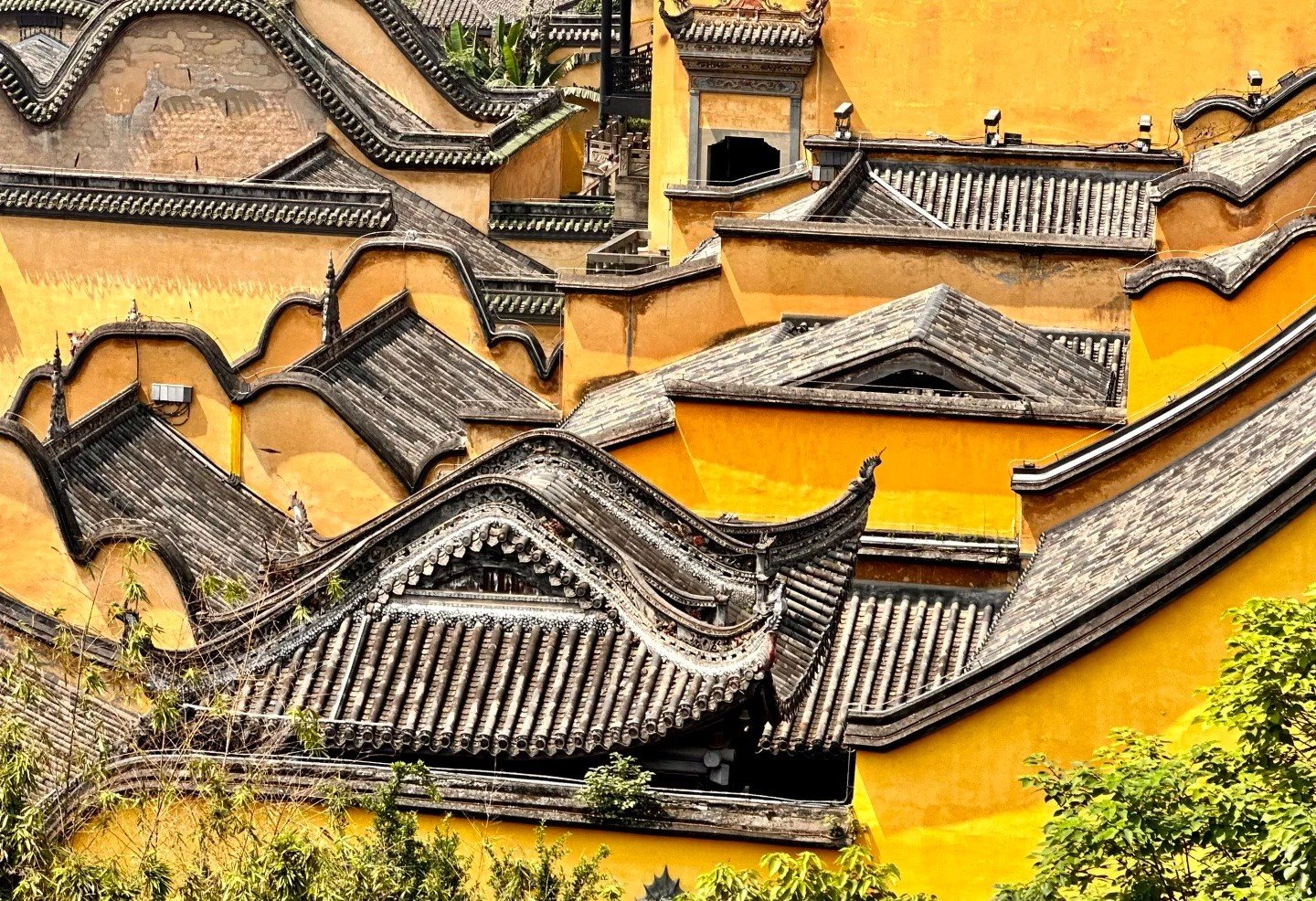 會館始建於清乾隆二十四年（1759年），因“湖廣填四川”移民潮而建，由湖南、湖北商人集資修建，後經道光、光緒年間擴建，形成包括禹王宮、廣東公所、齊安公所的建築群