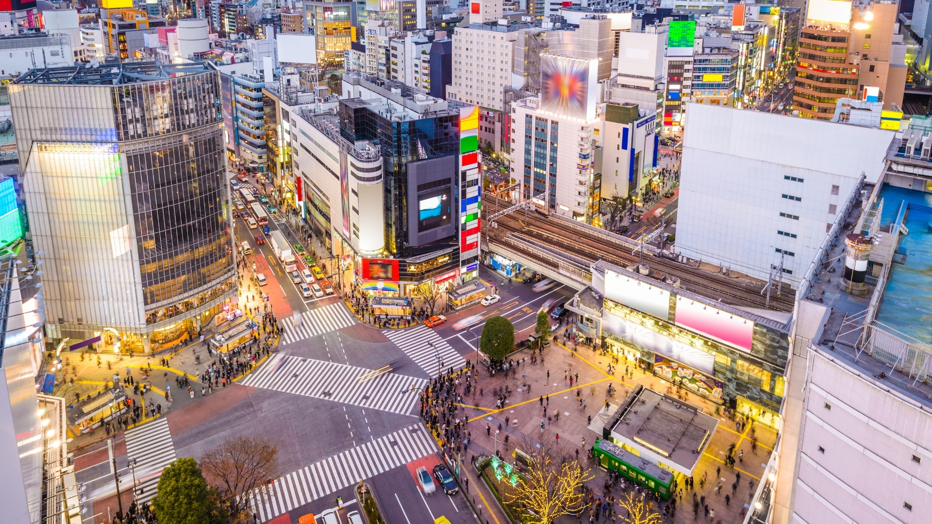 東京的心臟——澀谷十字路口，24小時不停歇地跳動著活力、光芒與生命。這絕對是您不容錯過的難忘瞬間。
