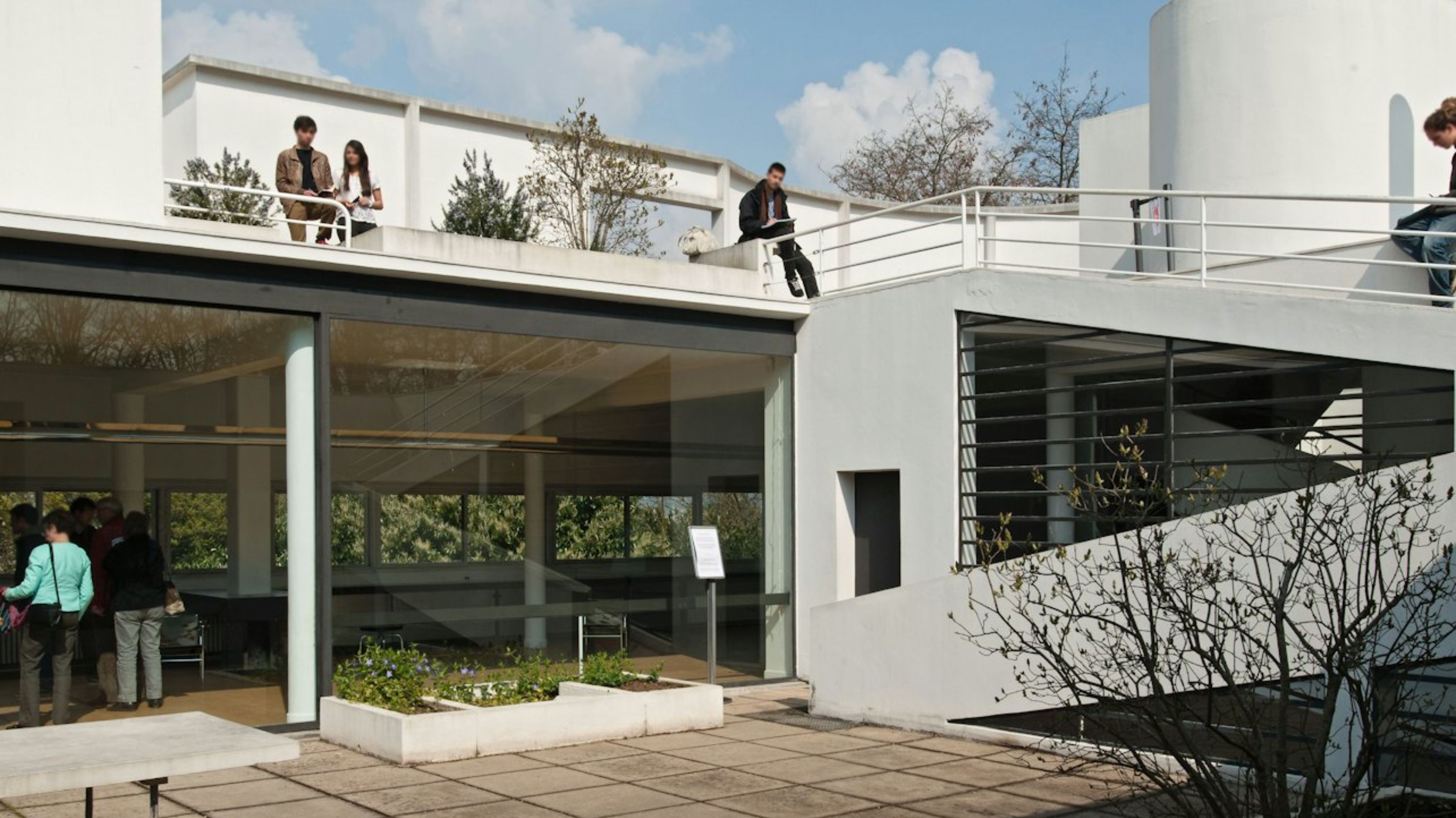 Villa Savoye’s free-standing facade exemplifies Le Corbusier’s vision for architectural independence and aesthetic expression