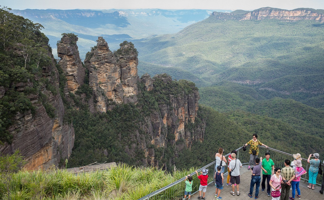 tourists at echo point lookout
