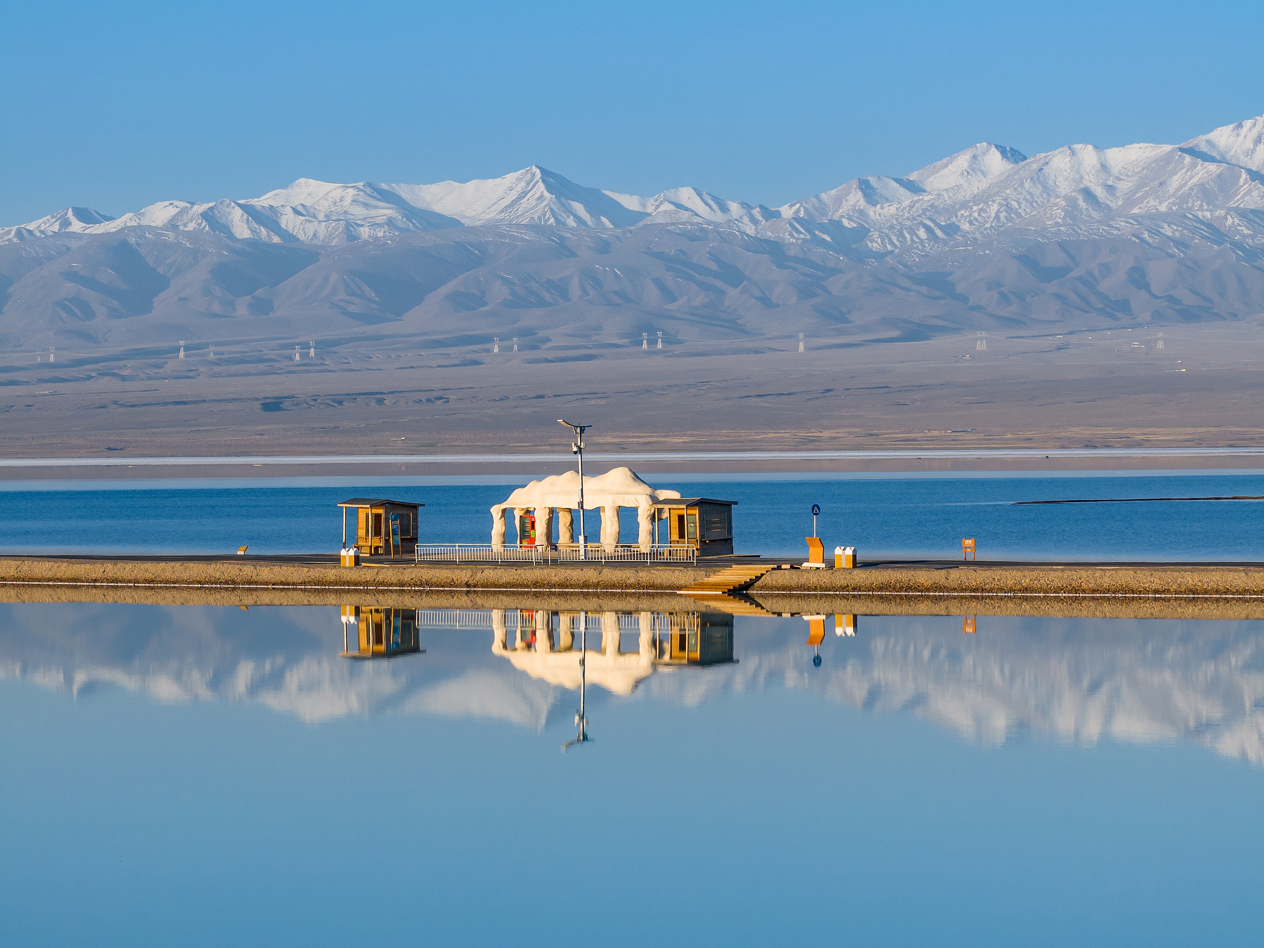 ‌茶卡鹽湖景區‌位於青海省海西蒙古族藏族自治州烏蘭縣茶卡鎮鹽湖路9號，湖面面積約105平方公里，景區面積30平方公里，平均海拔3059米‌。茶卡鹽湖是藏語“鹽池”的意思，蒙古語稱為“達布遜淖爾”，意為“青鹽的海”‌