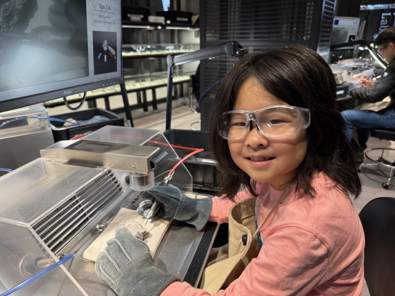 ※自選活動：在「化石研究體驗」中，您可以嘗試清潔化石，並利用 CT 掃描數據觀察化石內部。此活動需額外付費，且不包含在行程費用中。