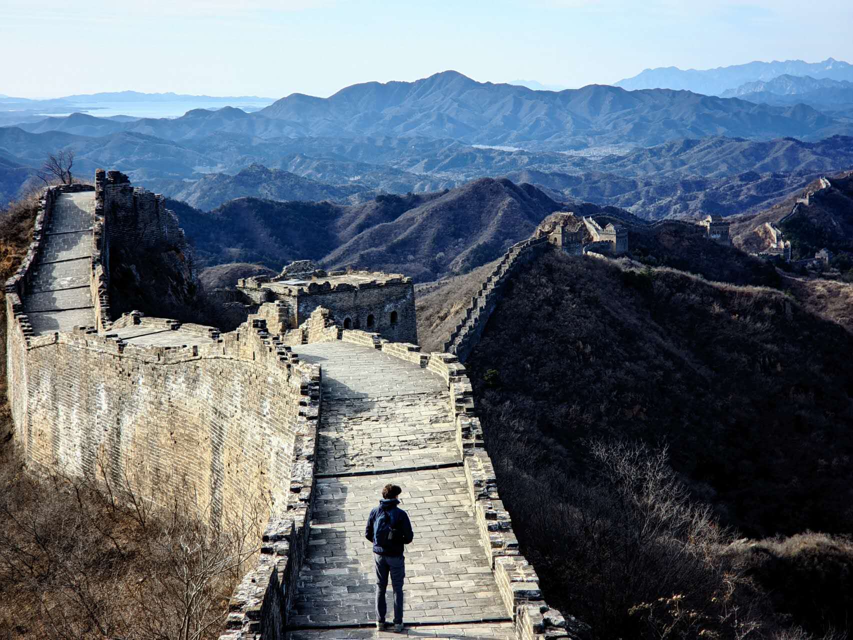 您的英語導遊將在您北京的飯店大廳與您會合，隨後搭乘舒適的專車，約 2 小時即可抵達金山嶺長城。沿途，導遊將與您分享引人入勝的長城歷史與傳說，同時您也能飽覽如詩如畫的鄉村美景。