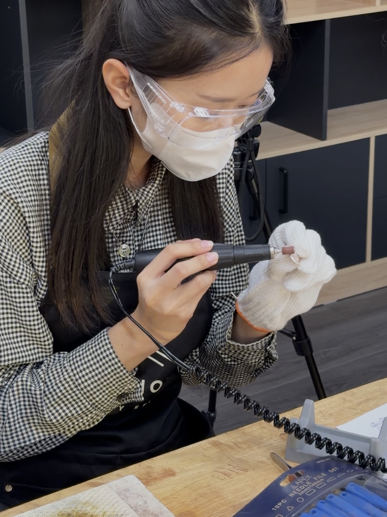 仔細打磨您的戒指,使其表面光滑美麗。 仔細打磨您的戒指,使其表面光滑美麗。