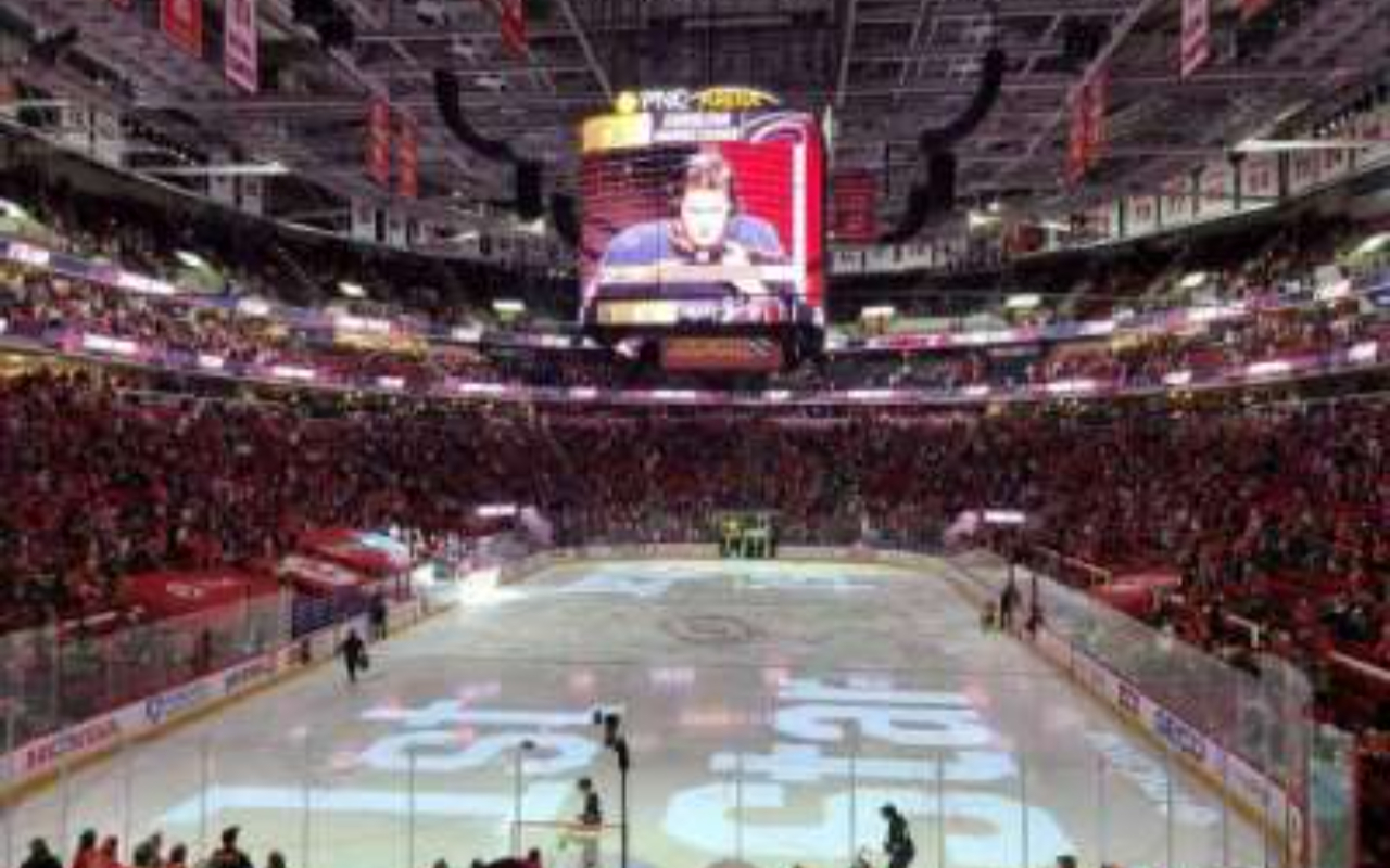 冰球在冰面上飛馳而過,每個驚心動魄的瞬間都將點燃您的熱情! 冰球在冰面上飛馳而過,每個驚心動魄的瞬間都將點燃您的熱情!