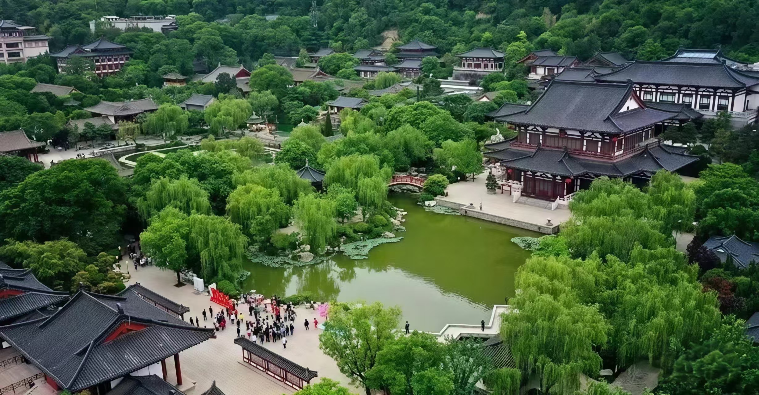 唐華清宮御湯遺址,可看到天下第一溫泉—唐御湯遺址、著名的九龍湖景區、唐玄宗與楊貴妃七夕盟誓之地長生殿、皇家藝術學院梨園。 唐華清宮御湯遺址,可看到天下第一溫泉—唐御湯遺址、著名的九龍湖景區、唐玄宗與楊貴妃七夕盟誓之地長生殿、皇家藝術學院梨園。