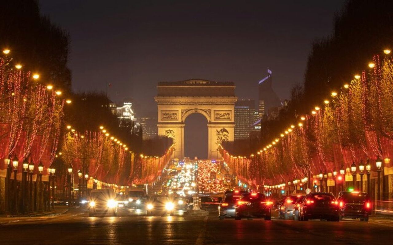 City of lights private car tour in Paris