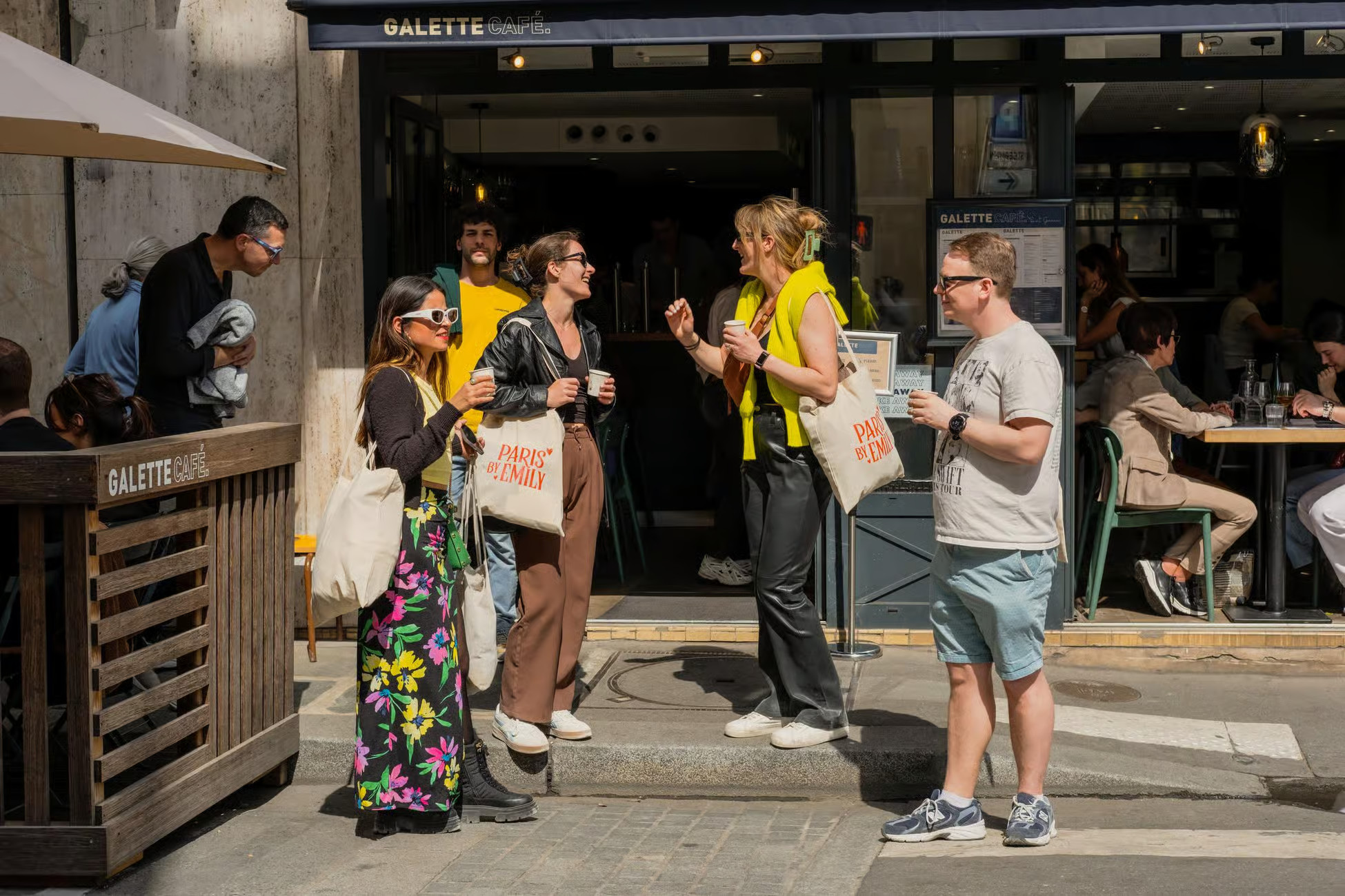 與朋友在 Galette Cafe 外，享受完美的巴黎時光。