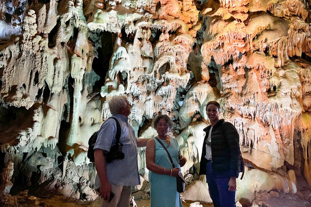 雷薩瓦洞穴 & 馬納西亞修道院 & 利辛瀑布之旅