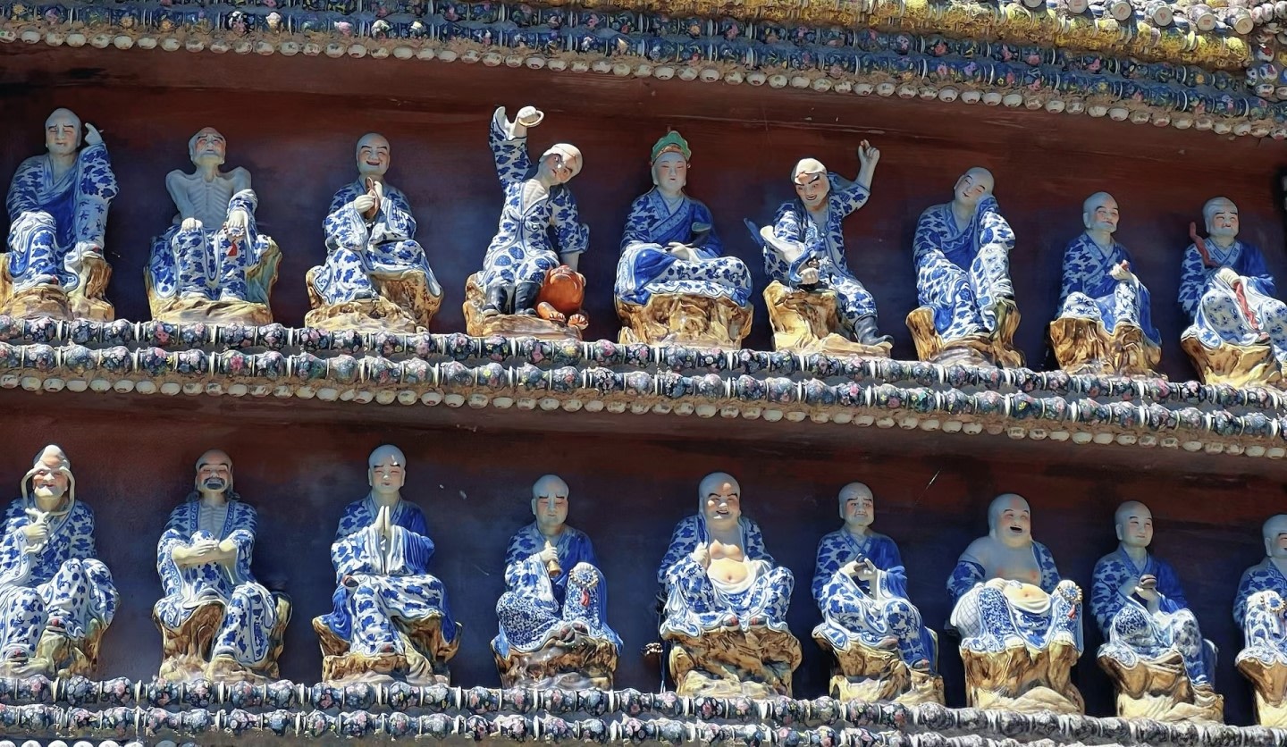 鎏金底座泛著溫潤光澤，彷彿能聽見千年前禪院的誦經聲